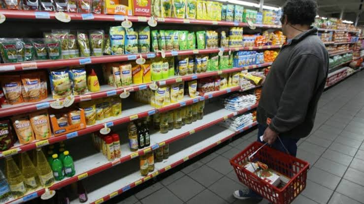 La canasta básica subió 2,6% en agosto y una familia necesitó más de $1,6 millones para no ser pobre
