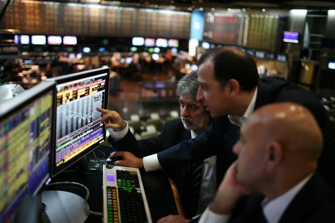 Caen las acciones argentinas en Wall Street y el riesgo país vuelve a superar los 490 puntos