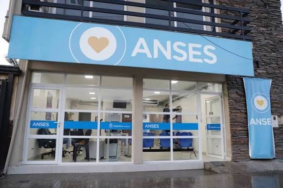 El Gobierno volvió a proponer que la AUH y las asignaciones familiares dejen de actualizarse automáticamente